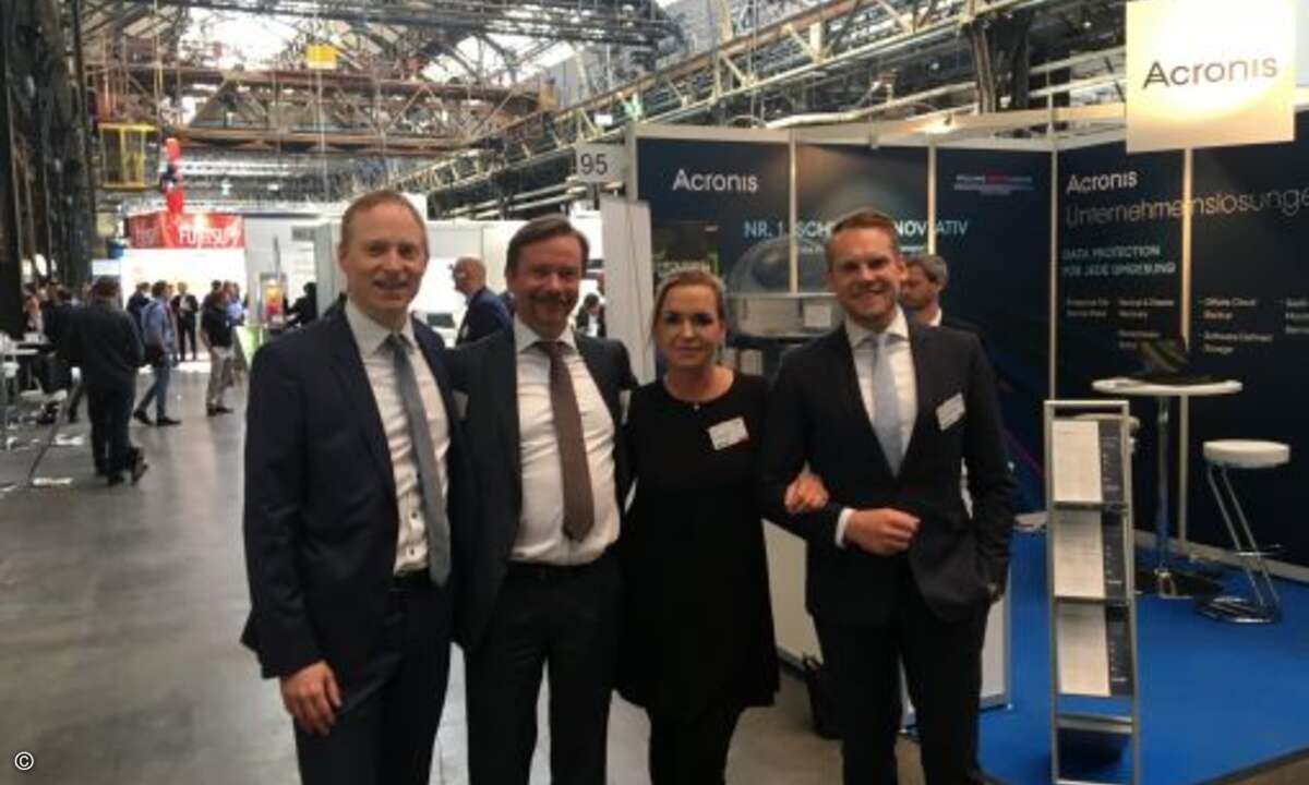 In sicheren Händen: Carolin Schlüter (2.v.r.) mit Sebastian Fiene, Bernhard Oertel und Denis Brendelberger von Sophos (Bild: CRN)
