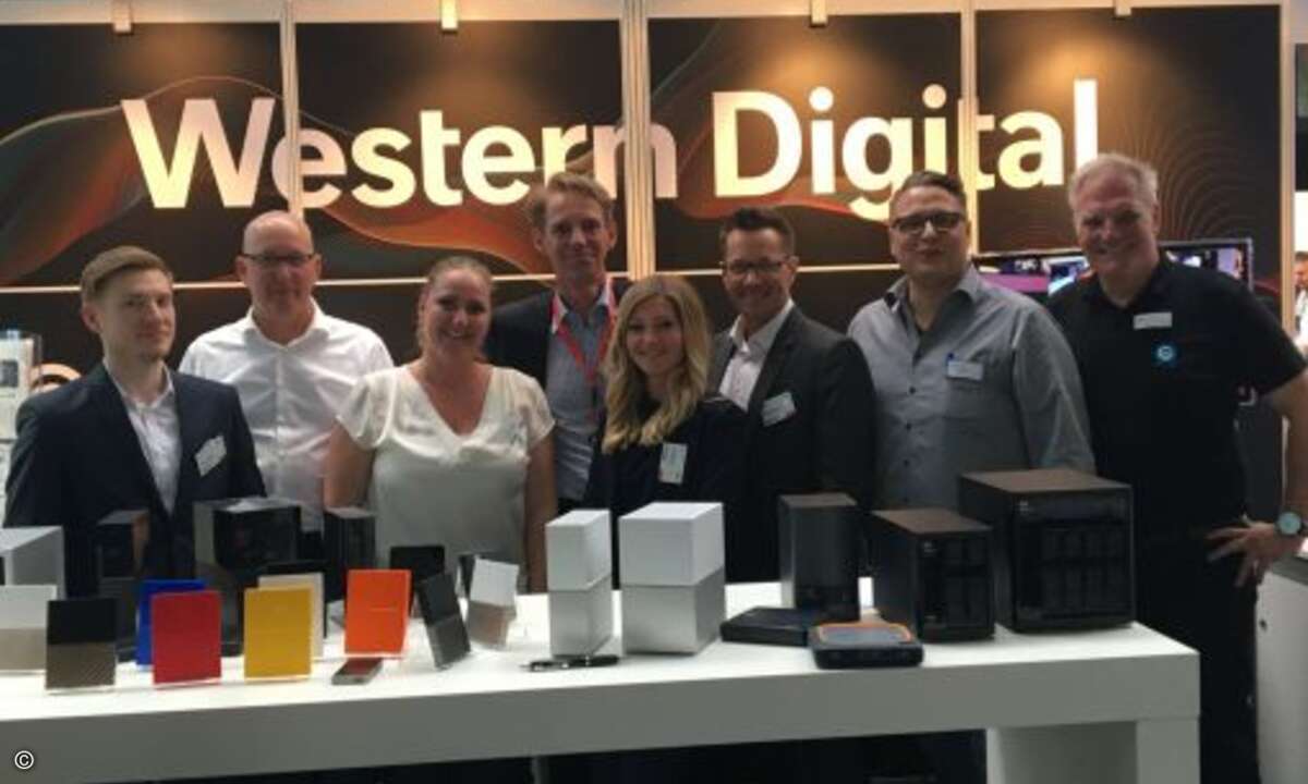 Gina Gießmann (Mitte) und Marc Adelberg (3.v.r.) auf dem Stand von Western Digital (Bild: CRN)