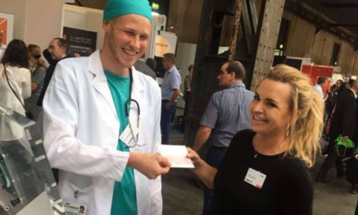 Für ärztliche Unterstützung war gesorgt, man teilte fleißig Rezepte an die Messebesucher auch. (Bild: CRN)