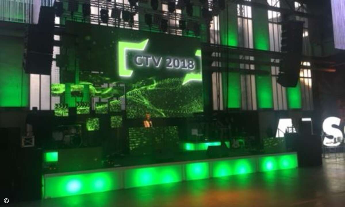 Die stylishe CTV-Bühne auf der Abendveranstaltung (Bild: CRN)
