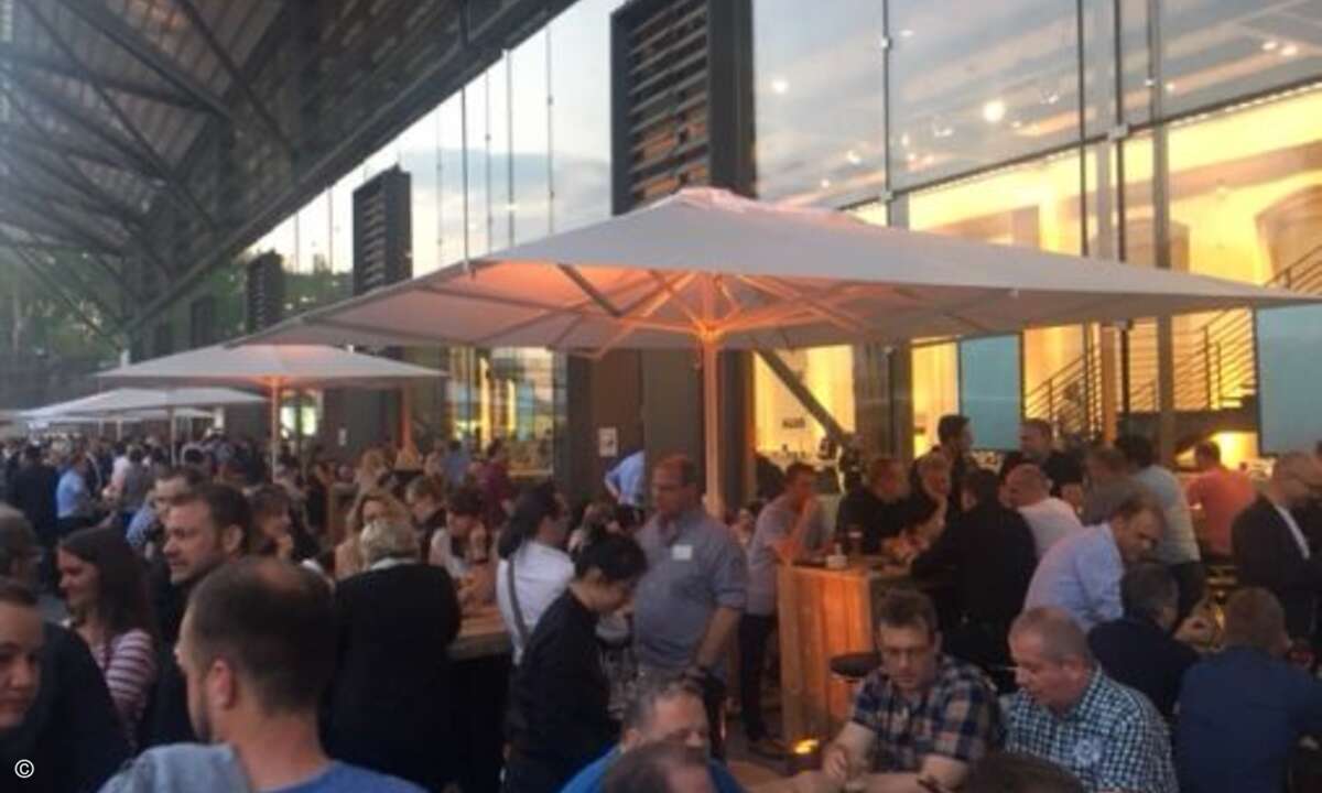 Vor der Halle konnten die Besucher sich bei herrlichem Wetter gut austauschen (Bild: CRN)