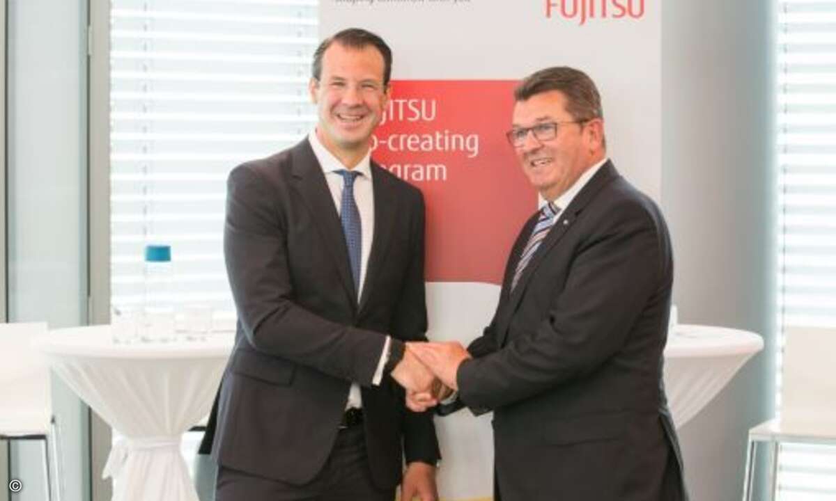 Fujitsu DACH-Chef Rolf Werner (links) und der bayerische Wirtschaftsminister Franz-Josef Pschierer bei der Eröffnung des Digital Transformation Centers (Bild: Fujitsu)
