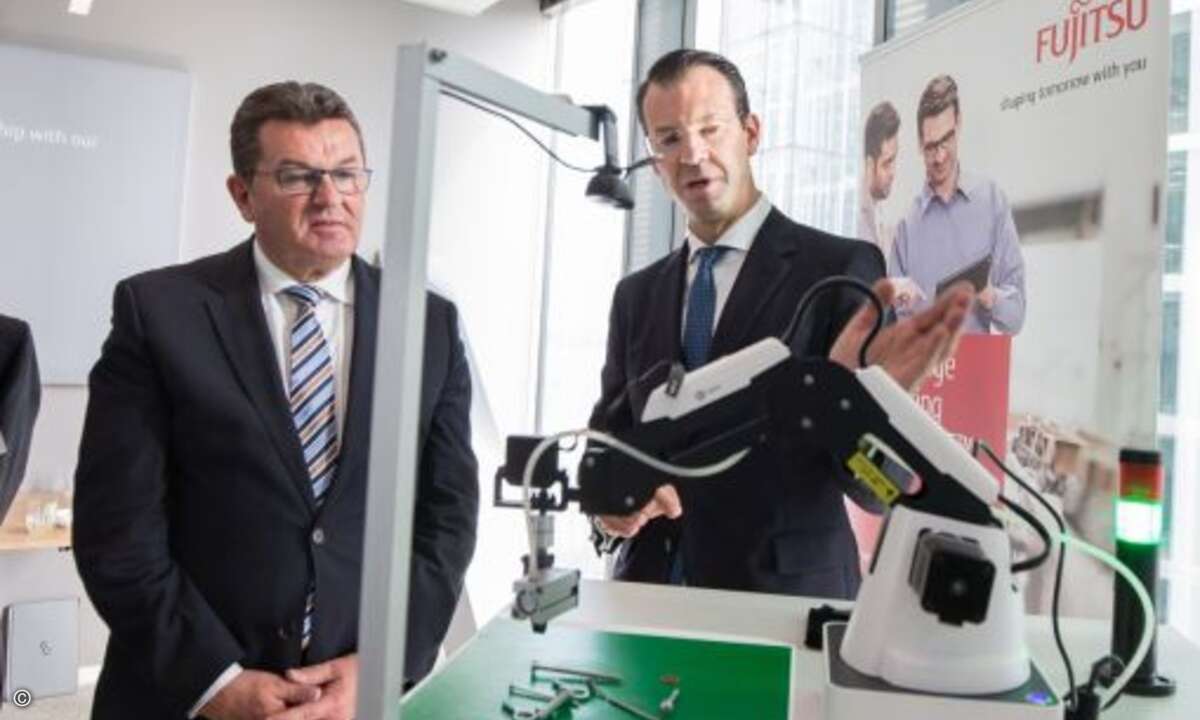 DACH-Chef Rolf Werner (rechts) und der bayerische Wirtschaftsminister Franz-Josef Pschierer (Bild: Fujitsu)
