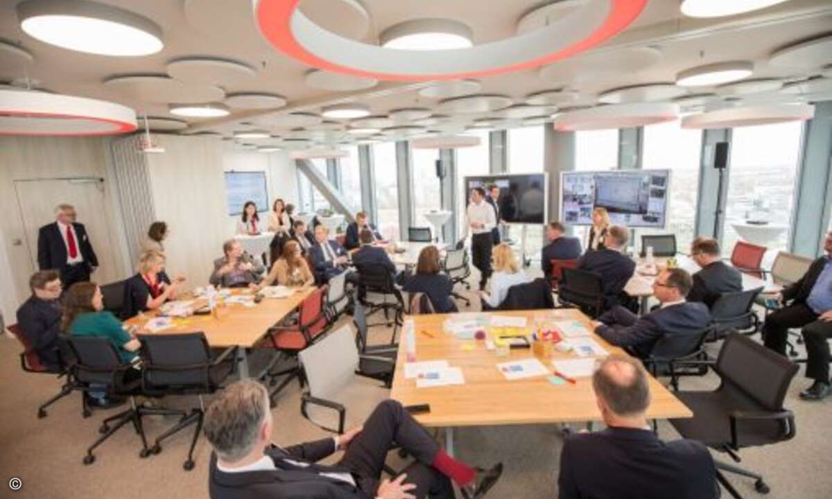 Entscheider aus IT und Management sollen dabei unterschiedliche Perspektiven beisteuern (Bild: Fujitsu)