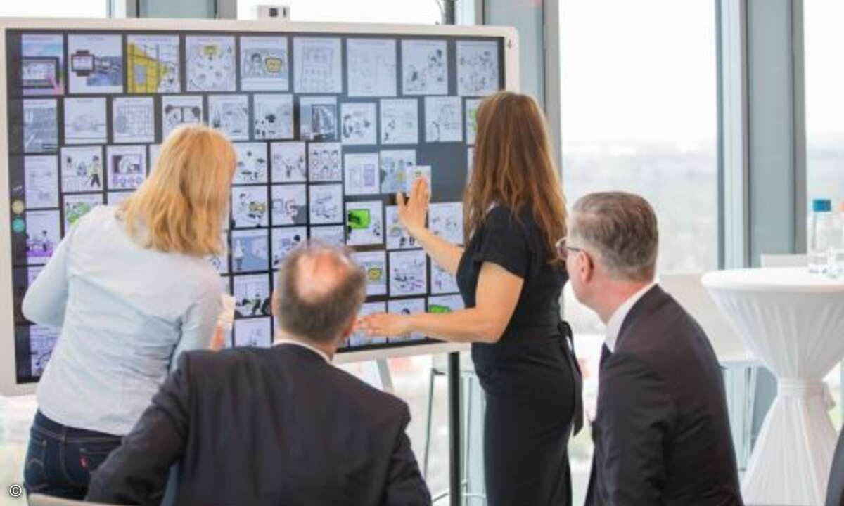 Wichtigstes Hilfsmittel sind über 800 sogenannter »Digital Inspiration Cards« mit den gesammelten Ideen aus früheren Co-creating-Prozessen (Bild: Fujitsu)