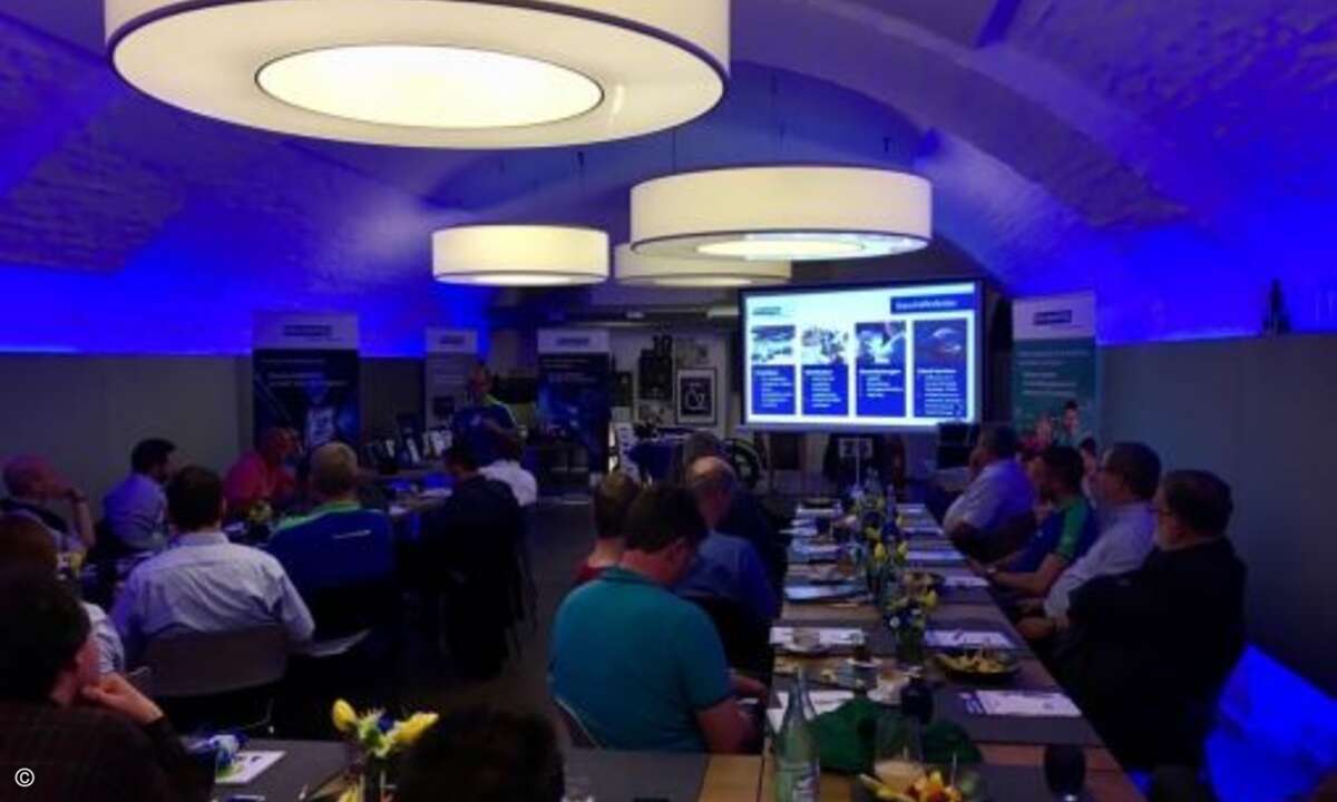 Bluechip-Vertriebschef Frank Kwasnitza begrüßte die Gäste zum Event. Im Fokus standen neue Bluechip-Lösungen und aktuelle Themen wie die EU-DSVGO. (Bild: CRN)