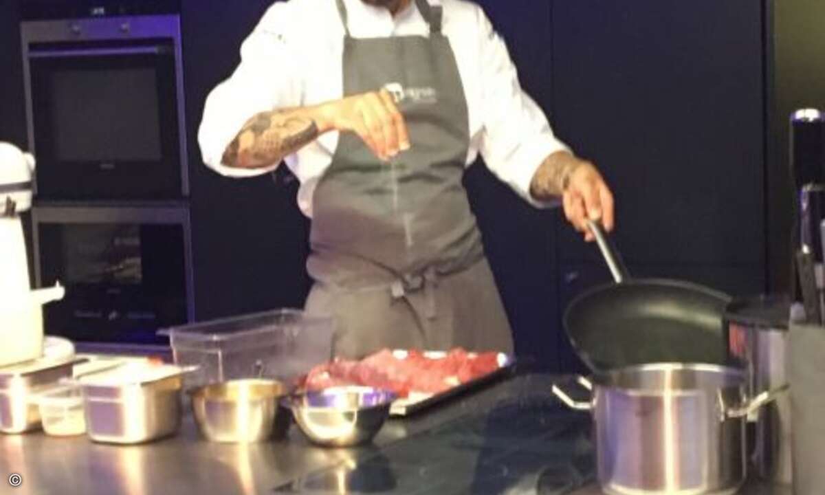 Starkoch Andi Schweiger würzt die Kalbfilets, die als Hauptspeise serviert wurden (Bild: CRN)