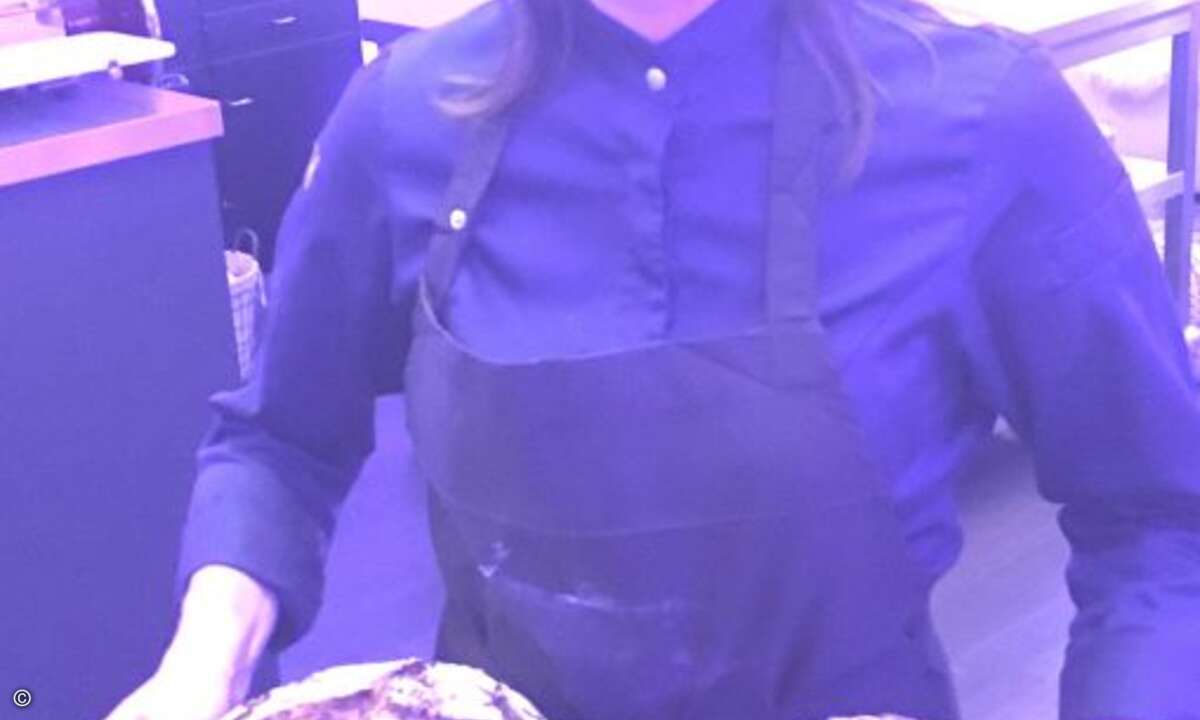 Franzi Schweiger präsentiert das selbst gebackene Brot (Bild: CRN)