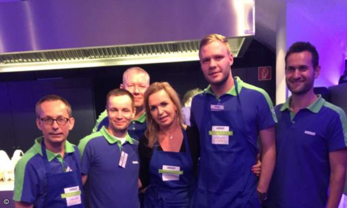 Carolin Schlüter (CRN) mit Frank Kwasnitza, Thomas Stolze, Thomas Radzimski, Tim Rauch und Matthias Geburzi (alle Bluechip) (Bild: CRN)