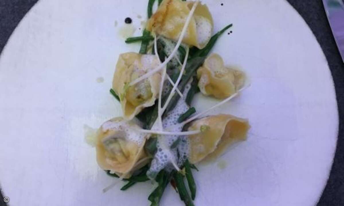 Harter Arbeit schönes Ergebnis: Geräucherte Doradentortellini mit grünen Bohnen (Bild: CRN)
