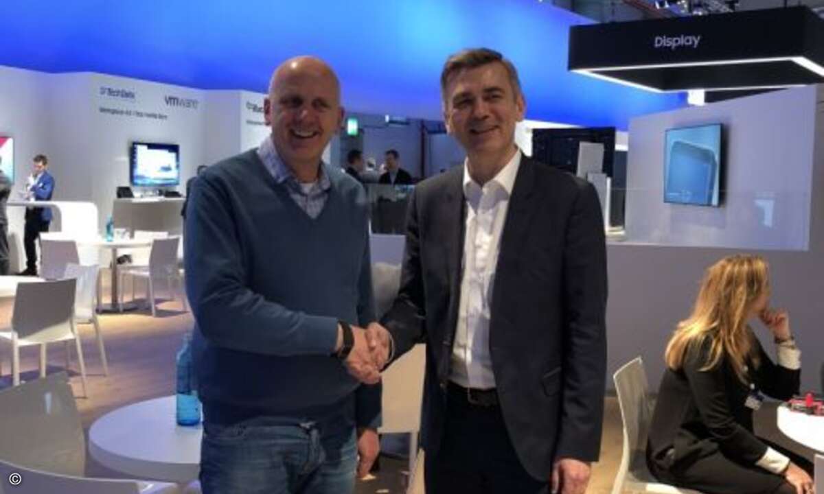 Gute Kontakte zwischen Distribution und Hersteller: Tech Data-Chef Michael Dressen  (links) und Sascha Lekic, Director IM B2B Samsung Deutschland (Bild: CRN)