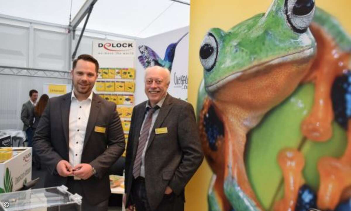 Exotisch wie die Vielzahl ihrer Connectivity-Produkte ist das neue Branding von Delock, vor dem Thomas Scholz und Detlef Kleemann (rechts) stehen
(Foto: CRN)
