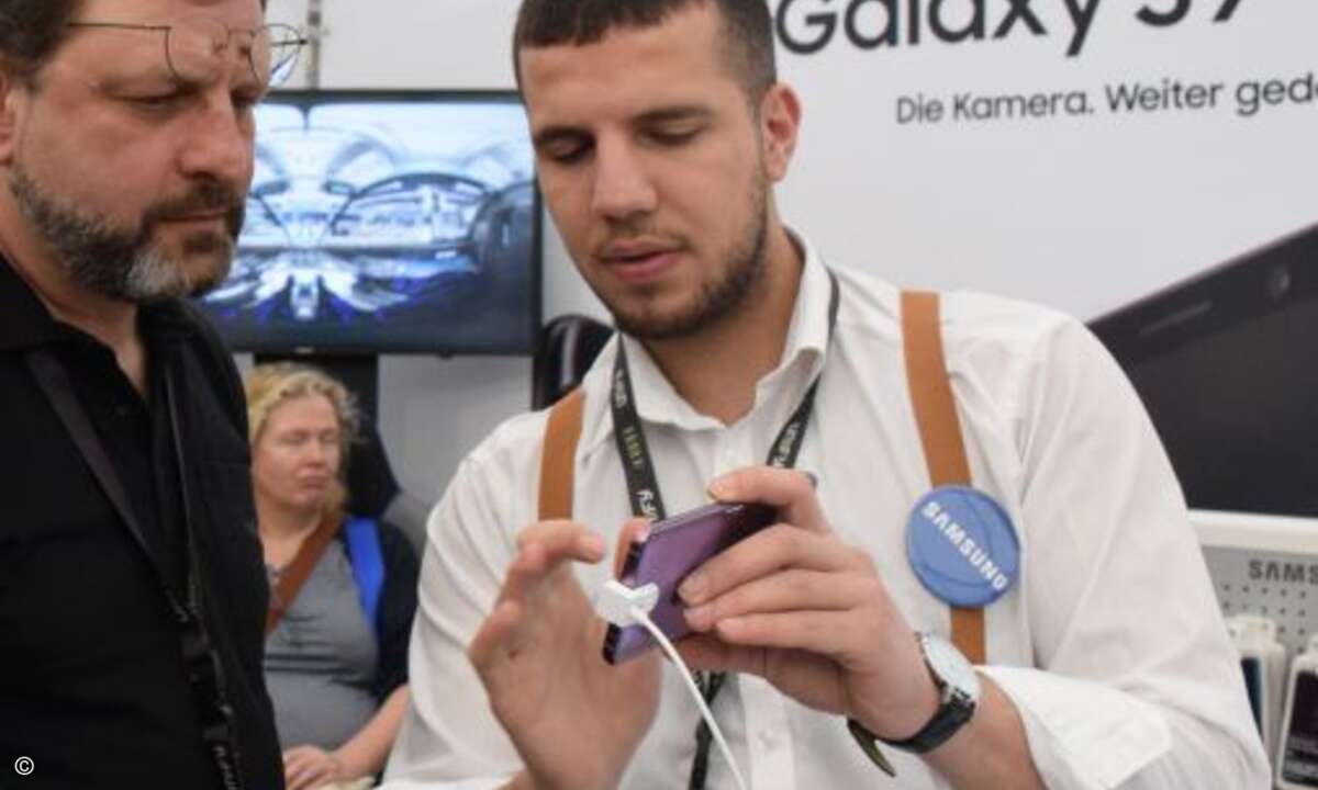 Am Samsung-Stand informiert sich der Fachhandel über die neuen Galaxy-Smartphones – auch und gerade im B2B-Einsatz mit Samsungs-Security-Lösung Knox
(Foto: CRN)