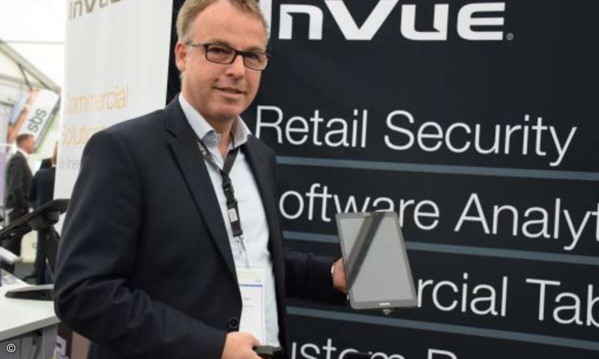 Invue-Manager Dohr ist mit dem Spezialisten für Sicherheit und Präsentationstechnik am Point of Sale erstmals bei einer Herweck-Hausmesse dabei
(Foto: CRN)