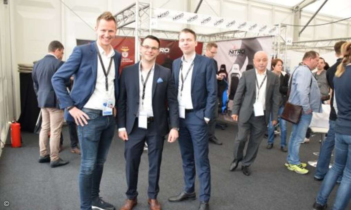 Die CEBIT schaute bei Herweck auch vorbei: Philipp Jeske (Mitte), der neue CEBIT-Verantwortliche für den Fachhandelsbereich »Channel & Distribution« wollte von Erik Weiß und Stefan Adelmann (beide funkschau) wissen, wie der Channel »tickt«
(Foto: CR