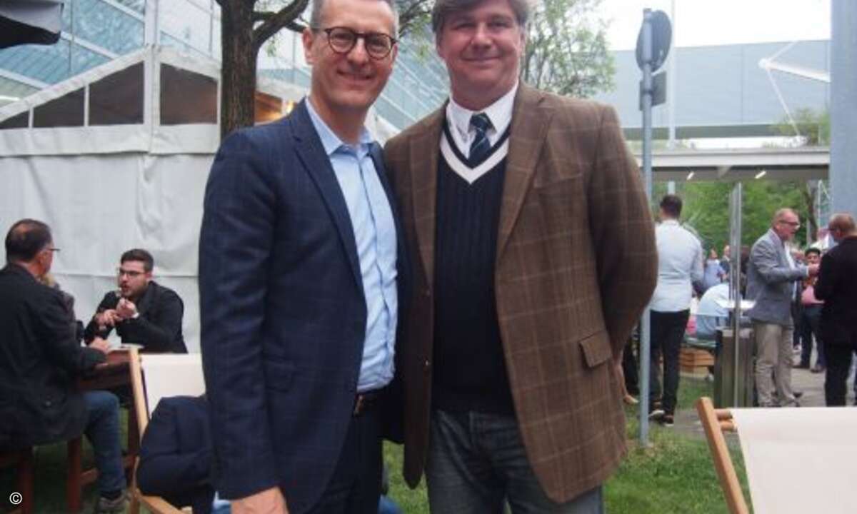 Deutschlandchef Alexander Maier (li., hier mit CRN-Distributionsexperte Samba Schulte) feierte seine Gastgeber-Prämiere auf der Messe. (Bild: CRN)