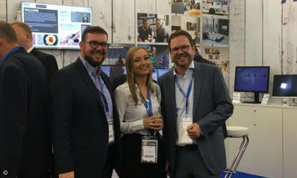 Stefan Beldovits (li., AOC International), Malina Colombo (CRN) und Lutz Hardge (AOC MMD) (Bild: CRN)
