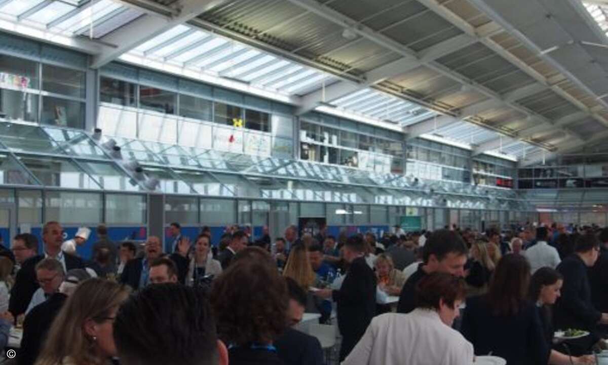 Im Atrium konnten die Messebesucher bei einem Mittagsmahl fachsimpeln (Bild: CRN)