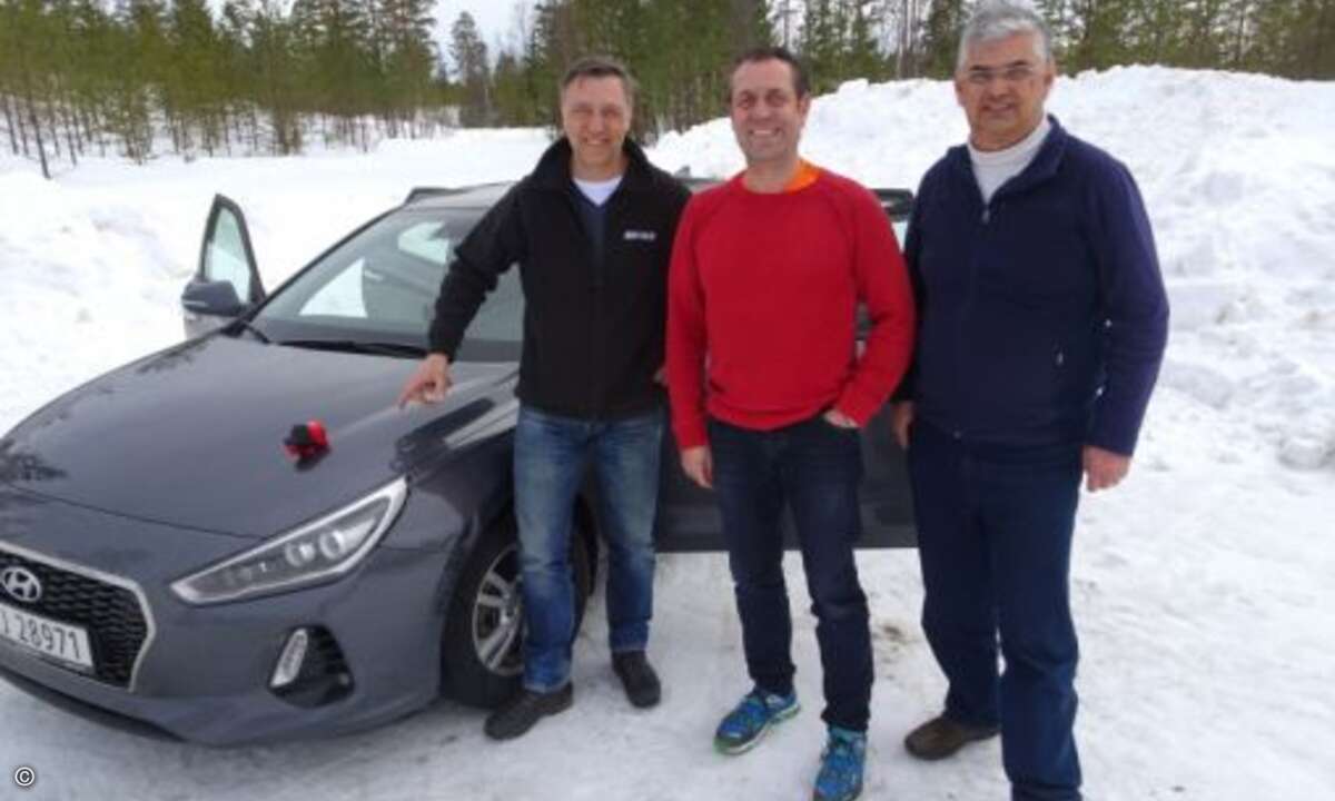 Noch wissen Jan Kapitza von Buffalo und die beiden Buffalo-Partner Dennis Nicola (Prokom) und Andreas Kühne (Com Elektronik Kühne) noch nicht, was sie erwartet (Foto: Buffalo)