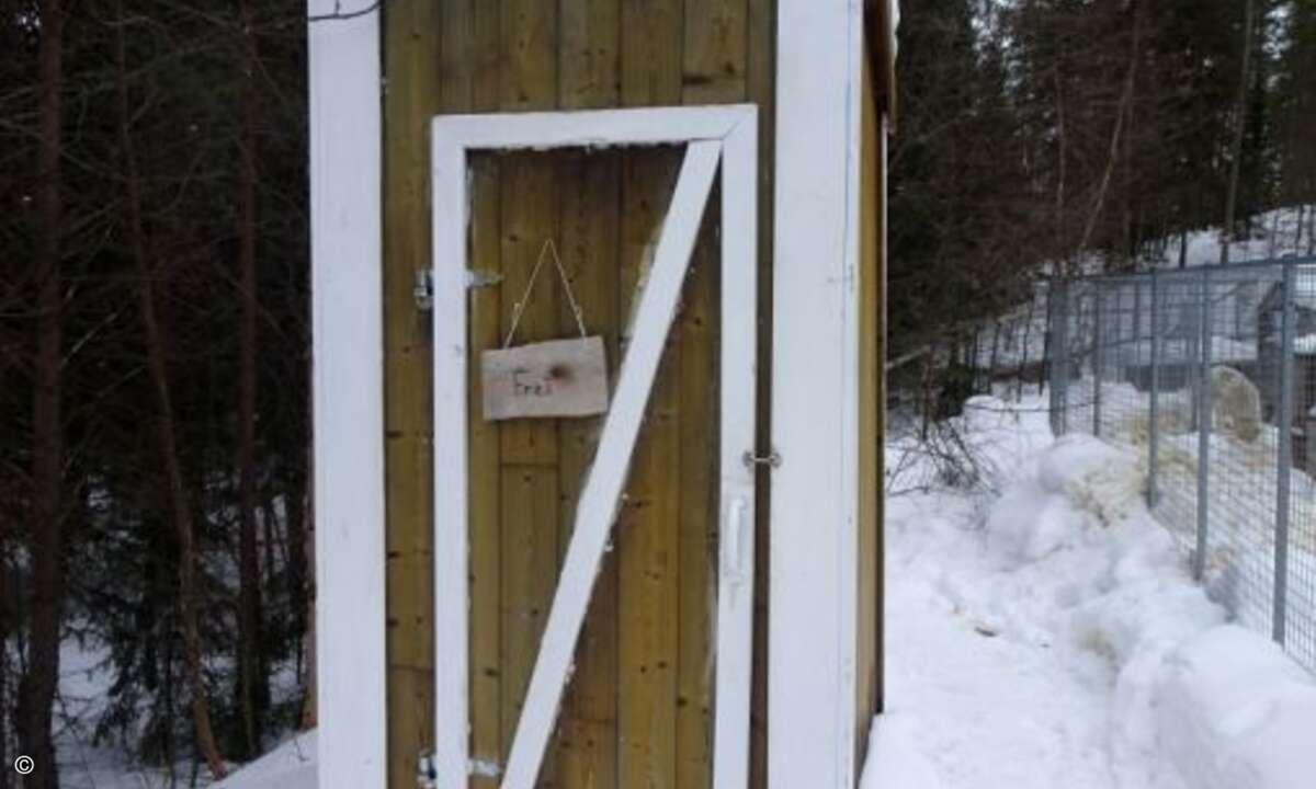 Fernab der Zivilisation ist auch das stille Örtchen ein eher rustikales (Foto: Buffalo)