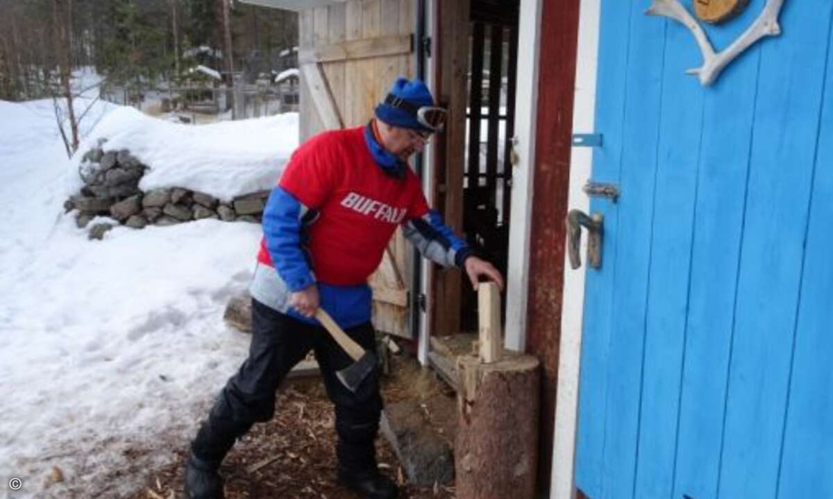 Alles andere als ein Luxusurlaub: Wer es warm haben will, muss erstmal Feuerholz hacken (Foto: Buffalo)