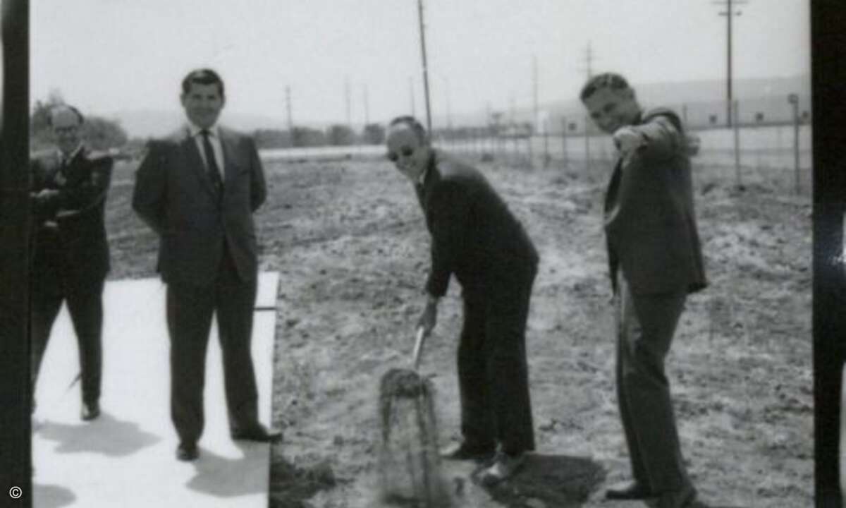 Die beiden Firmengründer Gordon Moore (mit Schaufel) und Robert Noyce (rechts) am 21. April 1970 bei der Grundsteinlegung für Intels Gebäude SC1 in Santa Clara, Kalifornien. (Bild: Intel)