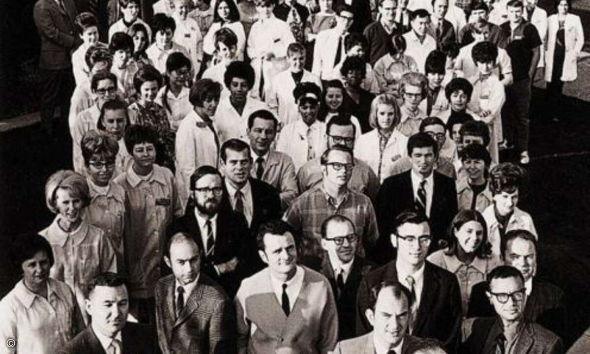 1969 startete Intel mit 106 Mitarbeitern in Mountain View, Kalifornien. Das Archivfoto zeigt die ersten 106 Mitarbeiter. Die Gründer stehen in der ersten Reihe: Robert Noyce (links außen) und Gordon Moore (rechts außen). Der erste Mitarbeiter Andy G