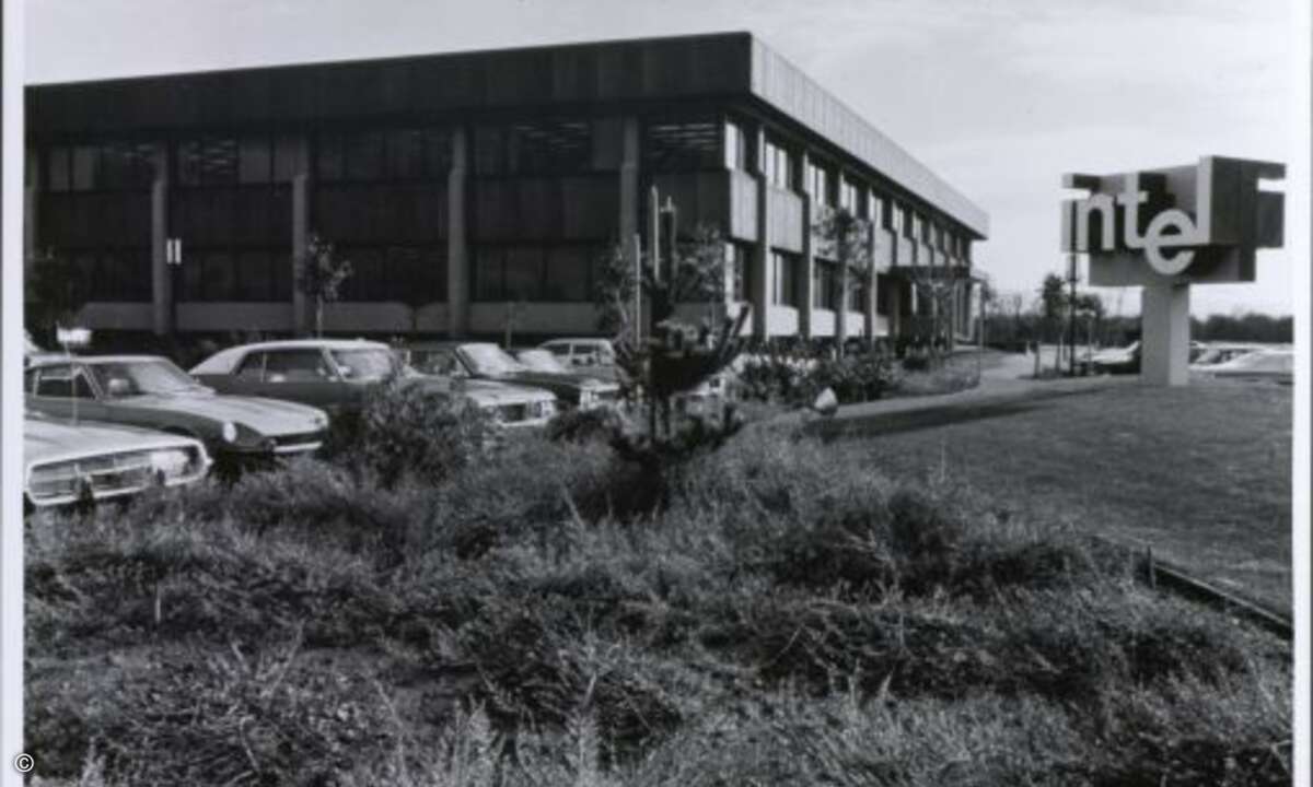 Das Foto aus den frühen 1970ern zeigt Intels erstes eigenes Firmengebäude SC1 in Santa Clara. Das Gelände war ursprünglich ein Obstgarten mit Birnbäumen. Nach dem Bau konnten die Intel-Mitarbeiter auf dem Gelände noch Birnen pflücken. Allerdings war