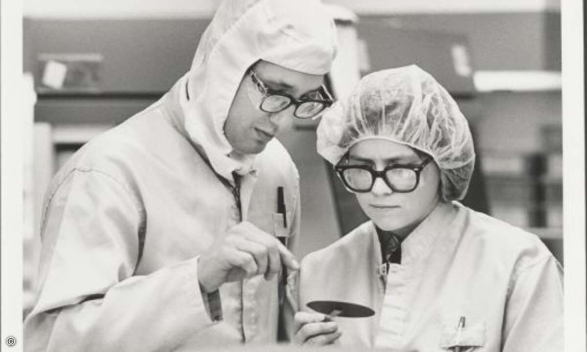 Eine früher Version der Intel-typischen »Bunny Suits«, die 1973 eingeführt und in den Reinräumen getragen wurden. (Bild: Intel)