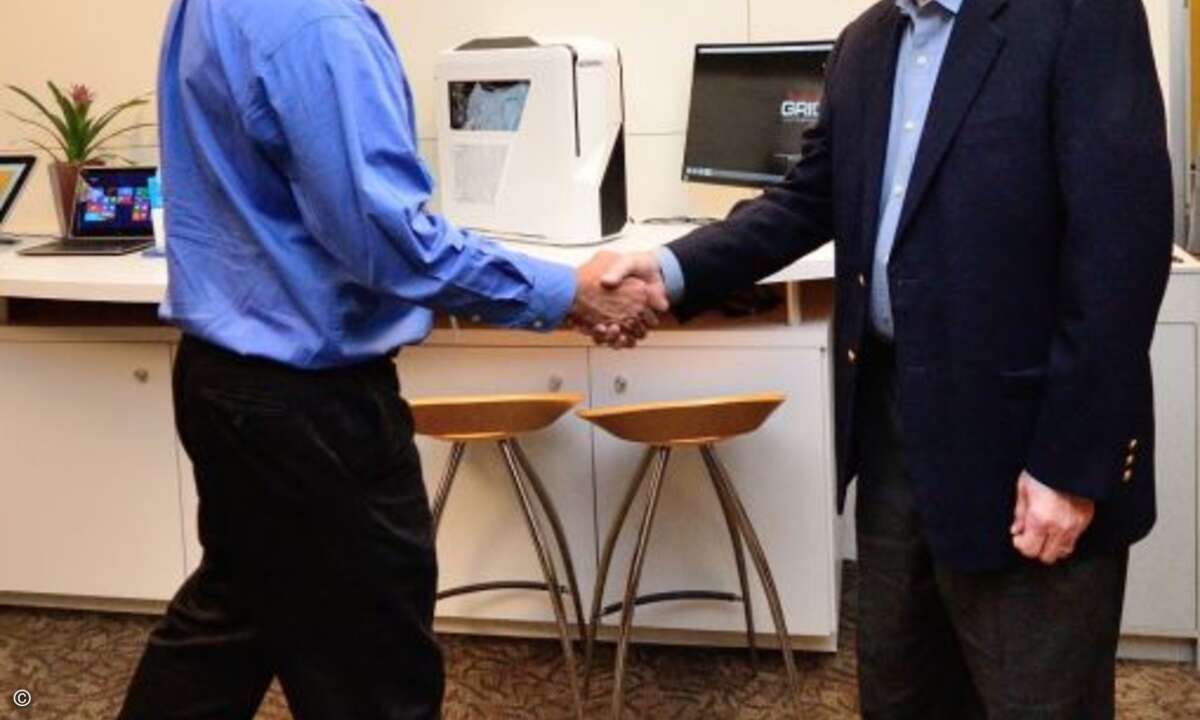 Intel-Chef Brian Krzanich trifft Gründer und Intel-Ikone Gordon Moore. (Bild: Intel)