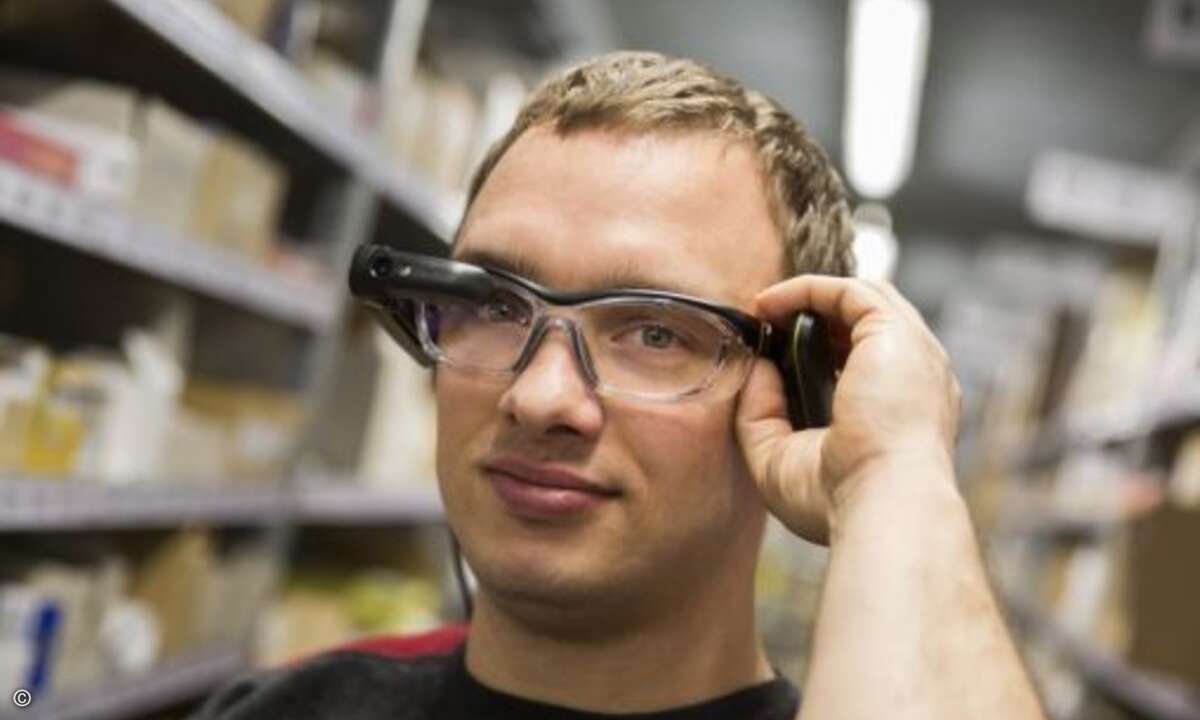 Mit Datenbrillen können Hörgeschädigte in der Logistik viel besser kommunizieren (Foto: Foto-Studio-West, Holger Vogel)