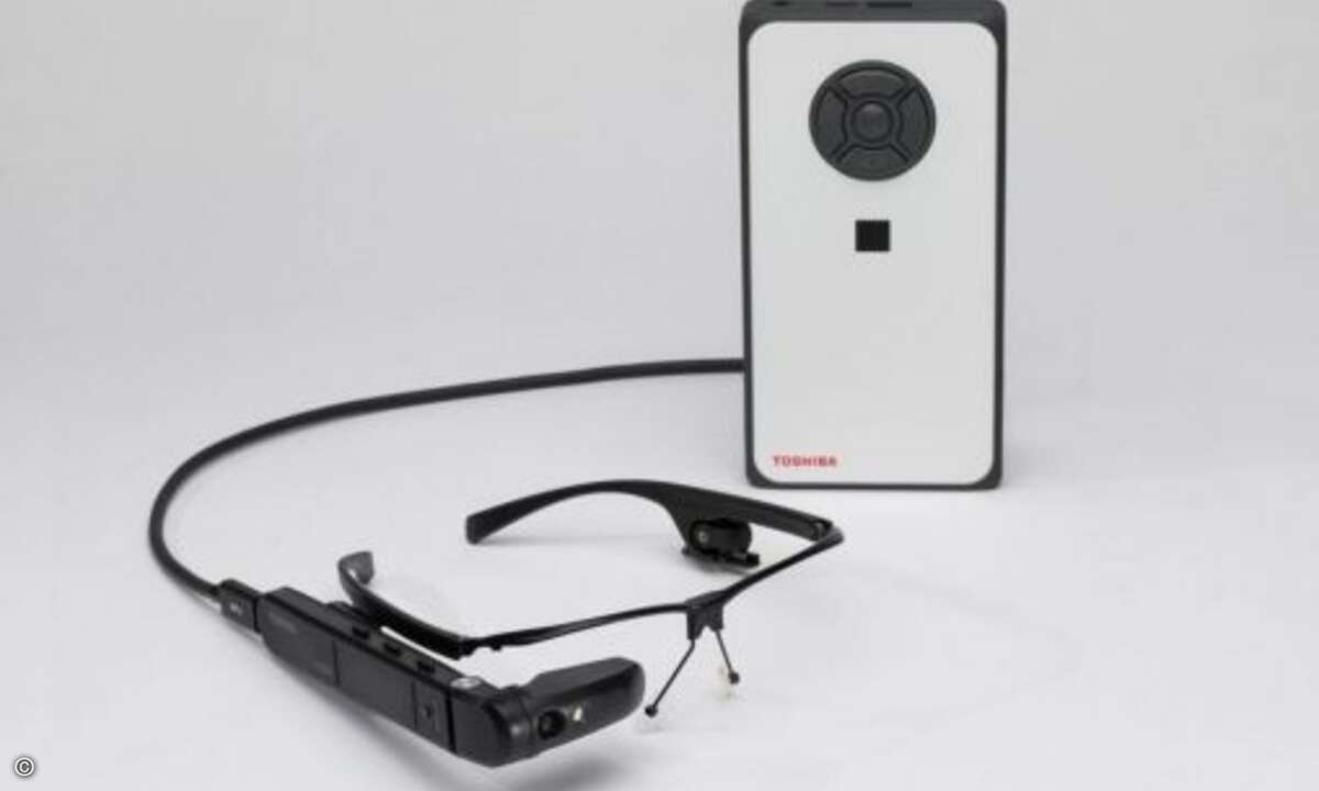 Der neue Windows-10-Pro/ Windows-10-IoT-basierte mobile Edge-Computing-PC soll in Kombination mit der smarten Datenbrille »Assisted Reality AR100 Viewer« neue Zielgruppen erschließen (Bild: Toshiba)