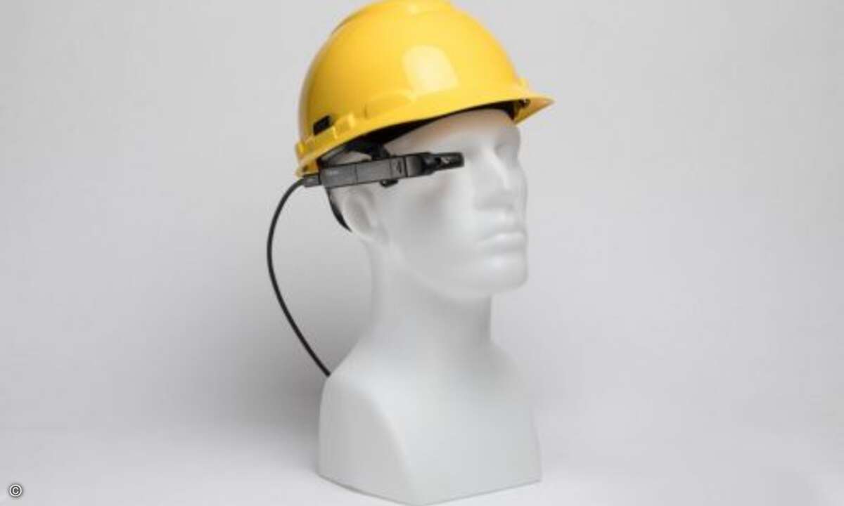 Die smarte Datenbrille verfügt über Wi-Fi-, Bluetooth- sowie GPS-Technologien, um sich mit dem Unternehmensnetzwerk zu verbinden und Daten auszutauschen, Live-Videos zu übertragen oder Güter nachzuverfolgen (Bild: Toshiba)