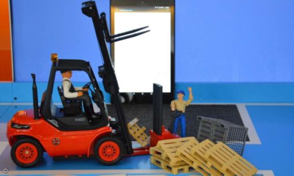 Sieht nach Spielerei aus, war aber eine Logistik-Demo im Rahmen der »IoT Innovation Tour« der Software AG, bei der die Teilnehmer den Gabelstapler steuern durften (Foto: Software AG)
