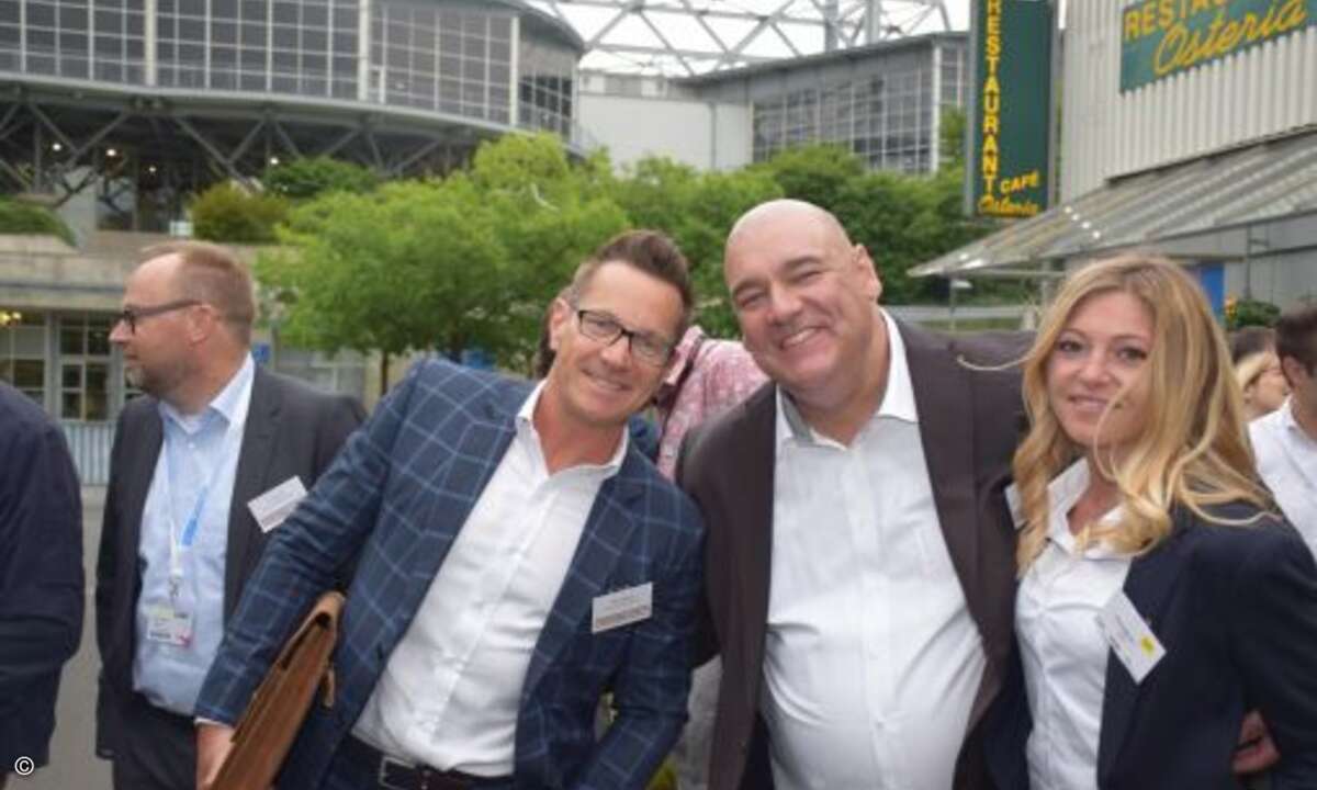 Trio Infernale: Oliver Gorges (cop software + services) wird von Marc Adelberg und Gina Gießmann (beide CRN) einegrahmt (Foto: CRN)