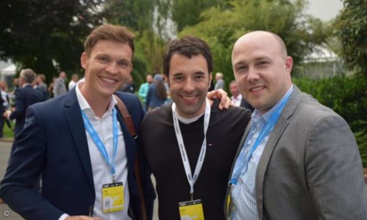 Auch Jan Schmidt von Busymouse (links) ließ sich das Gegrillte beim VIP BBQ nicht entgehen (Foto: CRN)