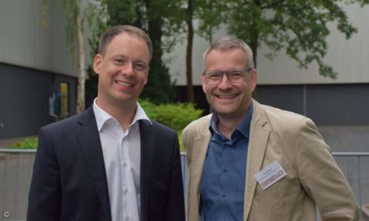 Acmeo-Chef Henning Meyer und Arnd Villwock (cop software + services) lächeln in die Kamera (Foto: CRN)