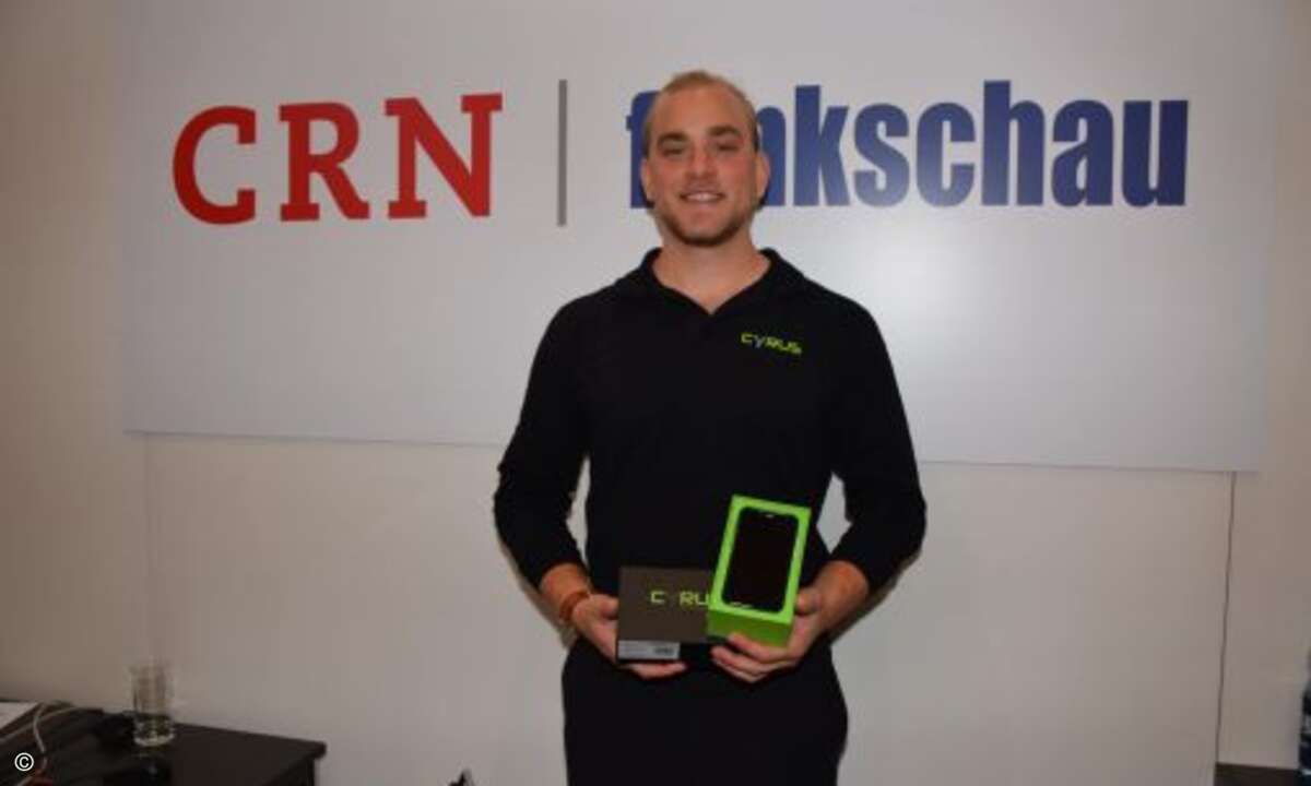Tobias Bien vom Smartphone-Spezialisten Cyrus nutzte den CRN-Club auf der CEBIT, um ein robustes Handy des deutschen Herstellers zu präsentieren. Es wurde anschließend verlost.