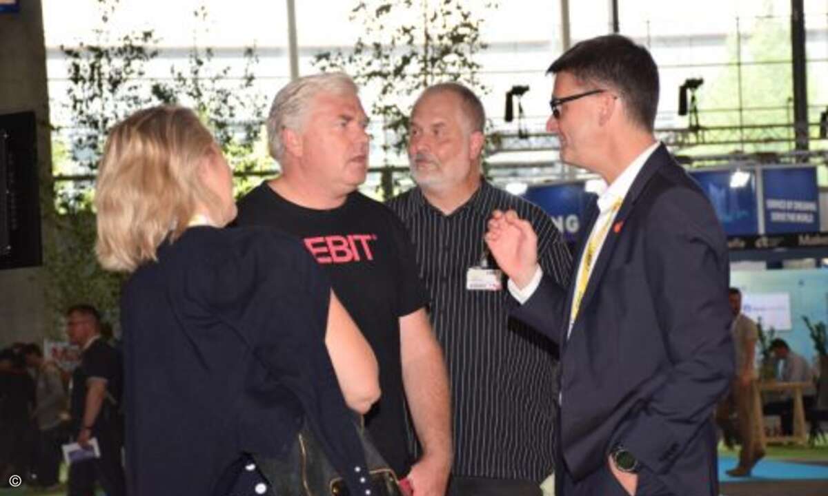 Oliver Frese (rechts) diskutiert mit CRN-Chefredakteur Martin Fryba über die Neuausrichtung der neuen Messe. Man habe den »kommunikativen Regler vielleicht zu sehr auf Festival gedreht«, sagt der für die CEBIT zuständige Vorstand der Deutschen Messe