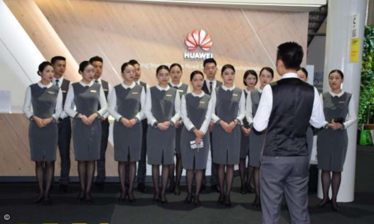 Das Standpersonal von Huawei in Halle 13 wurde jeden Morgen frisch motiviert und blieb es den ganzen Tag über.
