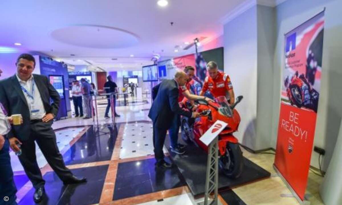 Die Rennmaschine des Ducati-Teams zog während der Partnerkonferenz viele Blicke auf sich ... (Foto: Graham Lee Photography / NetApp)