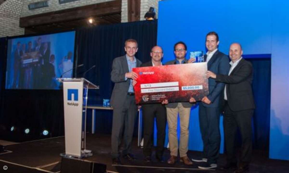 NTS aus Österreich, hier vertreten durch Werner Mennel und Helmut Hödl, wurde als »Cloud Partner des Jahres« ausgezeichnet (Foto: Graham Lee Photography / NetApp)