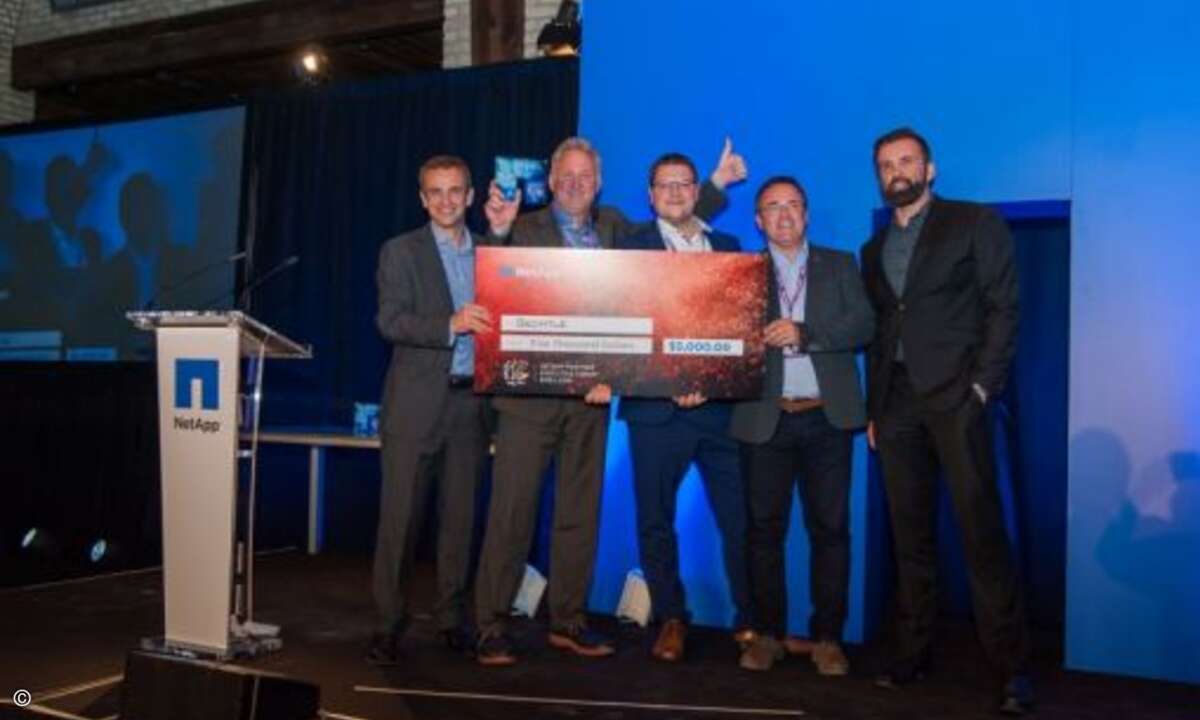 Daumen hoch von Axel Feldhoff, der mit Bechtle den »Net New Account Investment Award« für das starke Neugeschäft des Systemhauses erhielt (Foto: Graham Lee Photography / NetApp)