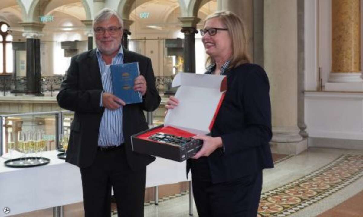 Johann Deutinger, CTO und Vorstand Ferrari Electronic AG, überreichte Regine Meldt die allererste intelligente Faxkarte als neues Exponat für das Museum für Kommunikation (Bild: Ferrari)