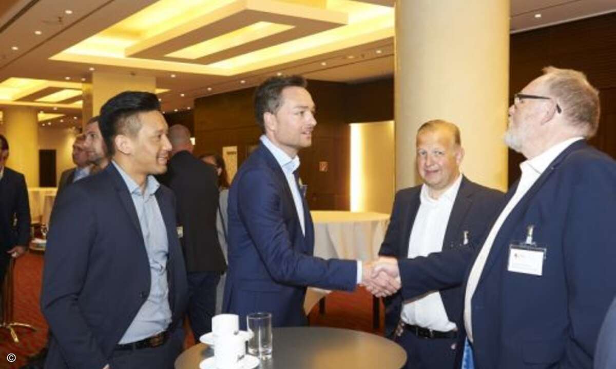 Anh-Tuan Phan und Sven Rasmus von Trend Micro begrüßen Dietmar Stimpel und Juergen Kerstan von Westcon (Foto: Trend Micro)