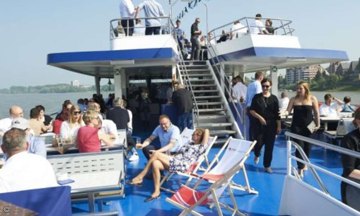 Während der zweieinhalbstündigen Rundfahrt können die Trend-Micro-Partner entspannen, plaudern und eine Blick auf die lokalen Sehenswürdigkeiten werfen (Foto: Trend Micro)