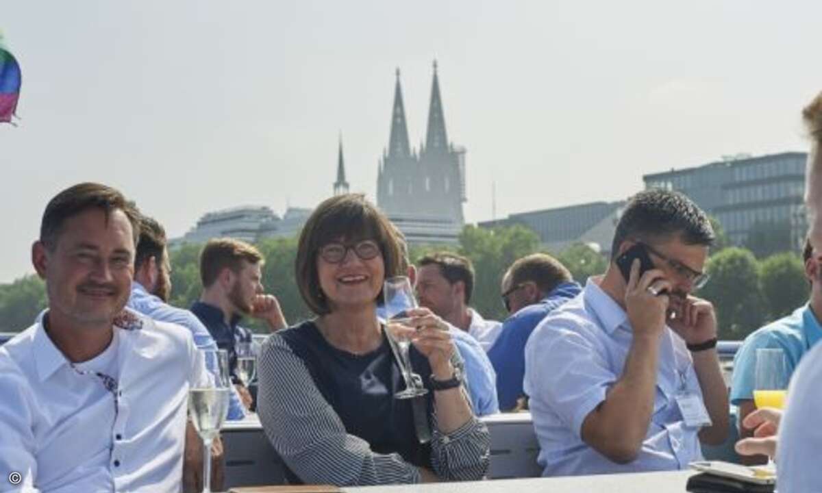 Stefan Lemkens von Cancom und Ute Diederichs von Westcon vor dem Kölner Dom (Foto: Trend Micro)