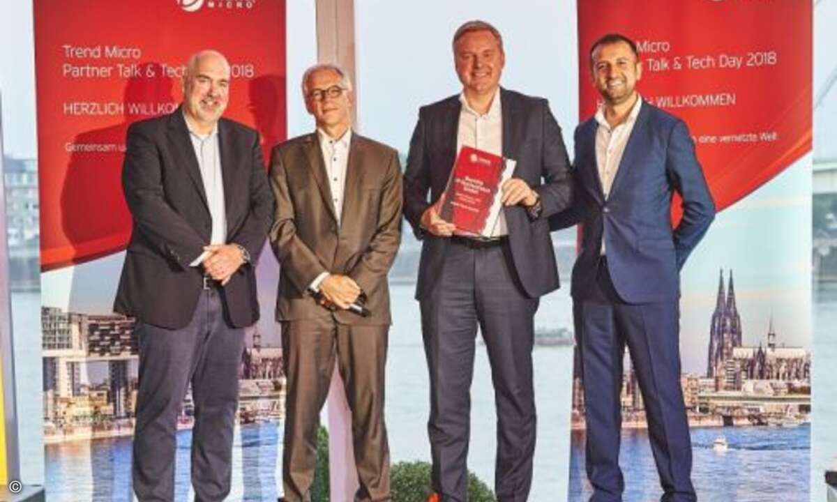 Bechtle erhielt den Preis als »Bester Partner« für »Hybrid Cloud Security«: Armin Rothe und Martin Ninnemann (beide Trend Micro), Frank Wrede (Bechtle), Mithat Akay (Trend Micro) (Foto: Trend Micro)