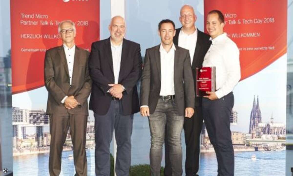 Den Award als »Bester zertifizierter Partner« sicherte sich SVA System Vertrieb Alexander: Martin Ninnemann und Armin Rothe (beide Trend Micro), Mark Sobol (SVA), Timo Wege (Trend Micro), Stefan Hoffmann (SVA) (Foto: Trend Micro)