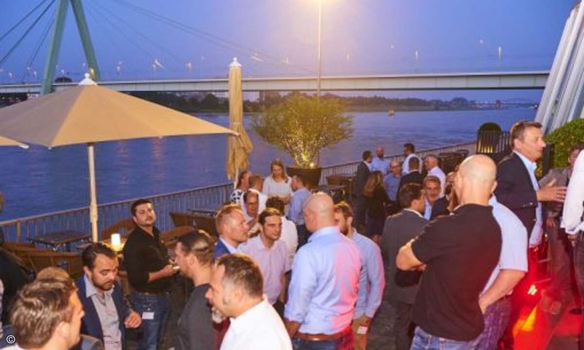 Bei sommerlichen Temperaturen wurden dann am Rhein noch lange gefeiert (Foto: Trend Micro)